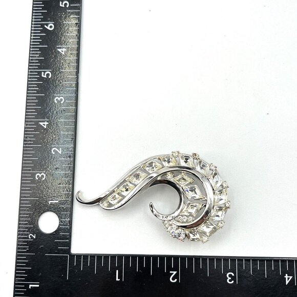 Vintage Crown TRIFARI Swirl Diamante Rhodium Brooch & Earring Boxed Demi Set - Picture 10 of 12